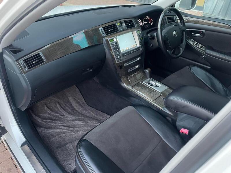 TOYOTA CROWN