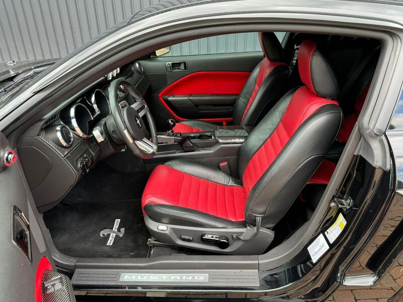 FORD MUSTANG